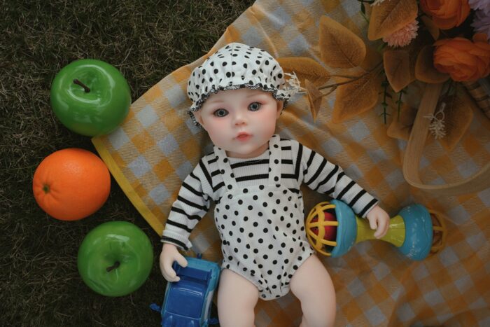 Livagtig Ashley silikone genfødt dukke med detaljerede funktioner og blød hud, perfekt til samlere.