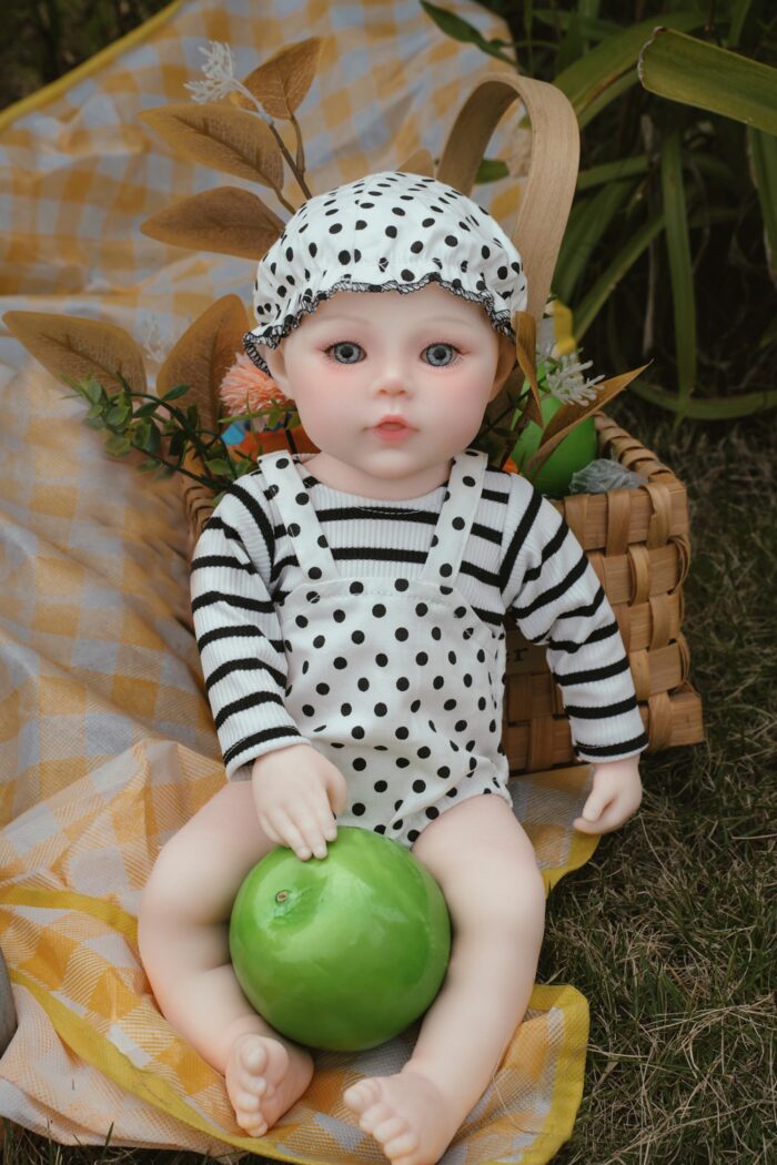 Realistisk Ashley silikone genfødtdukke med livagtige funktioner og detaljeret håndværk.