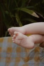 Realistisk Ashley silikone genfødt babydukke til samlere og børn. Håndlavet med livagtig fe.