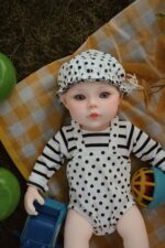 Realistisk Ashley silikone genfødt dukke med livagtige funktioner og detaljeret tøj.