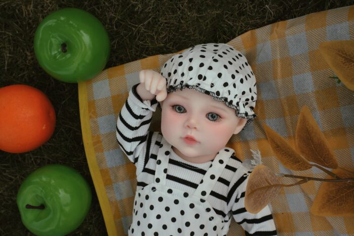 Reborn-dukken Ashley, en realistisk silikonebabydukke med detaljerede funktioner, perfekt til samlere.