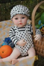 Realistisk Ashley silikone genfødt dukke med detaljerede funktioner og blød berøring, perfekt til samlere.