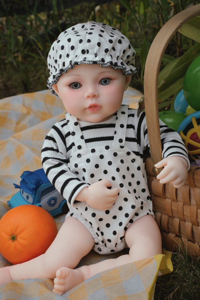 Realistisk Ashley silikone genfødt dukke med detaljerede funktioner og blød berøring, perfekt til samlere.