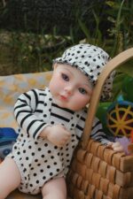 Realistisk silikone genfødt dukke Ashley med blå øjne og detaljerede ansigtstræk.