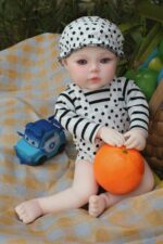 Realistisk Ashley silikone babydukke til samlere og børn. Perfekt detaljeret med blød hud.