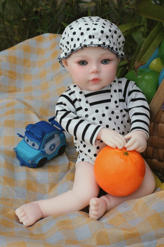 Realistisk Ashley silikone babydukke til samlere og børn. Perfekt detaljeret med blød hud.