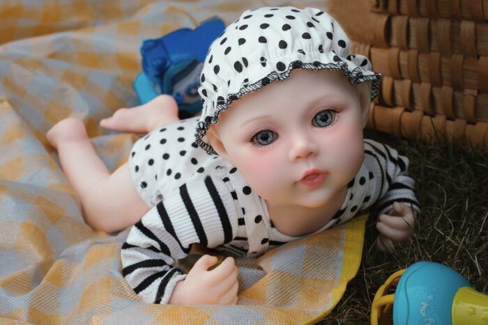 Realistisk silikone babydukke til samlere og børn.