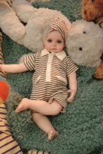 Znovuzrozená panenka připomínající skutečné miminko, detailní silikonové zpracování, ideální pro sběratele a panenky.