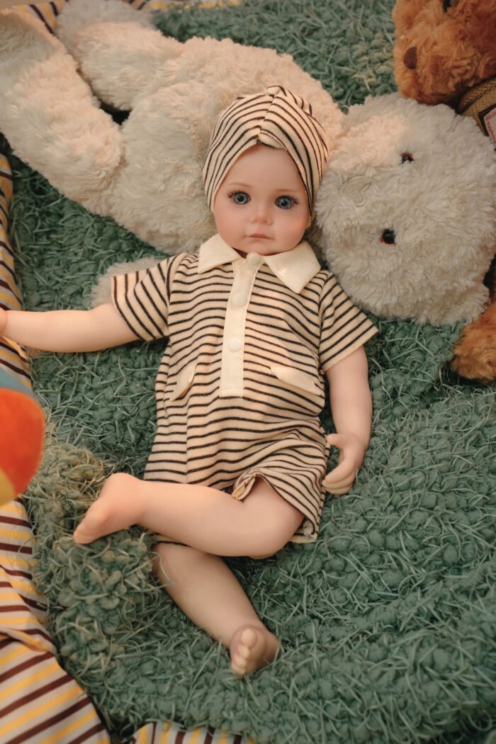 Znovuzrozená panenka připomínající skutečné miminko, detailní silikonové zpracování, ideální pro sběratele a panenky.