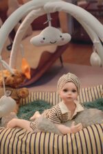 Reborn panenka s realistickými rysy, ideální pro sběratele a děti. Měkká silikonová kůže a život.