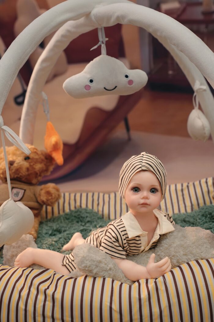 Reborn panenka s realistickými rysy, ideální pro sběratele a děti. Měkká silikonová kůže a život.