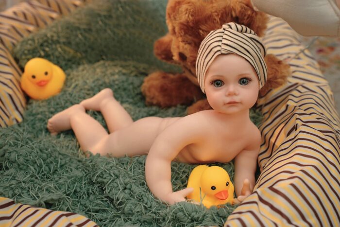 Znovuzrozená panenka připomínající skutečné miminko se silikonovou kůží a detailními rysy.
