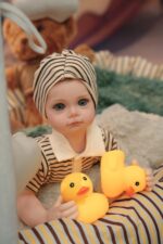 Znovuzrozená panenka s realistickou silikonovou kůží, modrýma očima a detailními rysy. Ideální pro sběratele.