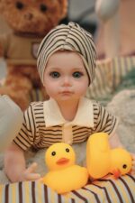 Realistická silikonová reborn panenka Bonnie s realistickými rysy a detailním oblečením. Ideální do sbírky.