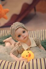 Silikonová panenka Reborn Bonnie s realistickými rysy a živoucíma očima. Ideální pro sběratele i kutily.