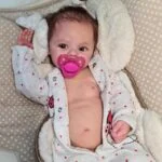 Znovuzrozená panenka připomínající skutečné miminko s detailními rysy a realistickým vzhledem.