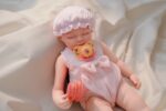 Reborn silikondocka i för tidigt skede, Kay 40 cm, med realistiska egenskaper och mjuk hud, perfekt för samlare.