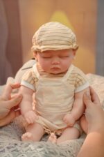 Realistická silikonová panenka miminko pro sběratele a děti.