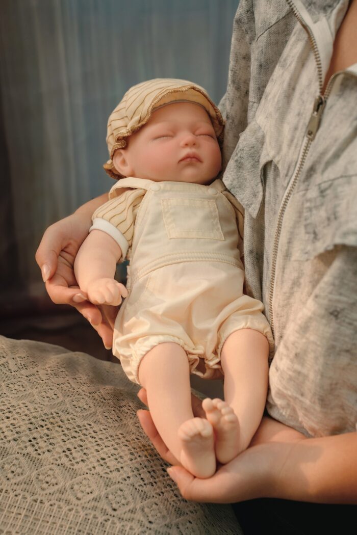 Mini silikonová mazlivá reborn panenka pro sběratele a děti. Realistická, měkká a živá panenka.