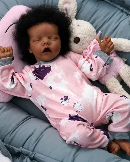 Silikonová vinylová panenka spící afroamerické dívky s zakořeněnými vlasy, realistickými rysy.