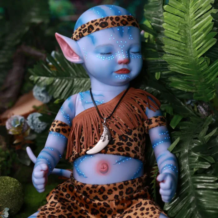 Muñeca bebé reborn con orejas de elfo, rostro detallado y atuendo tribal, perfecta para coleccionistas y niños.