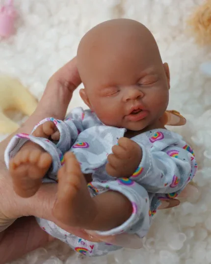 Mini afroamerická reborn panenka s realistickými rysy a měkkou silikonovou kůží.
