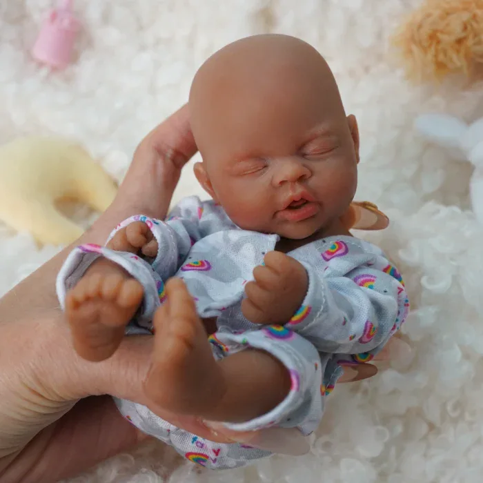 Mini afroamerická reborn panenka s realistickými rysy a měkkou silikonovou kůží.