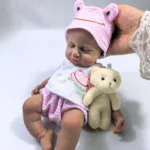 Znovuzrozená panenka v růžovém pruhovaném oblečení, s měkkým silikonovým tělem a realistickými rysy, perfektní jako...