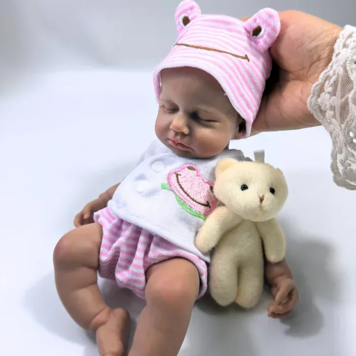 Znovuzrozená panenka v růžovém pruhovaném oblečení, s měkkým silikonovým tělem a realistickými rysy, perfektní jako...