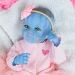 Realistická 45cm panenka Reborn s motivem Avatara, modrou kůží, detailními žilkami a měkkým silikonovým povrchem.