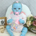 Silikonová panenka Reborn, 45 cm, realistická s viditelnými žilkami, měkká na dotek, ideální pro holčičky.