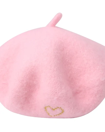 Baretový klobouk jako doplněk pro 45cm reborn panenky, ideální pro dodání šarmu a stylu.