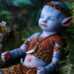 Muñeca bebé realista de 50 cm con piel azul y detalles luminosos.