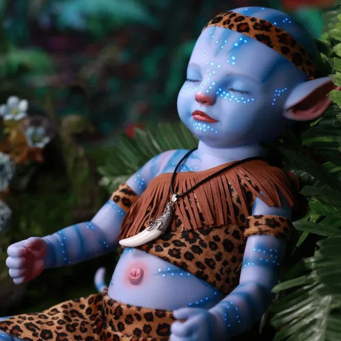 Muñeca bebé realista de 50 cm con piel azul y detalles luminosos.