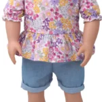 Oblečení pro reborn panenky s barevným květinovým topem a džínovými kraťasy, ideální pro panenky miminka o velikosti 45 cm.