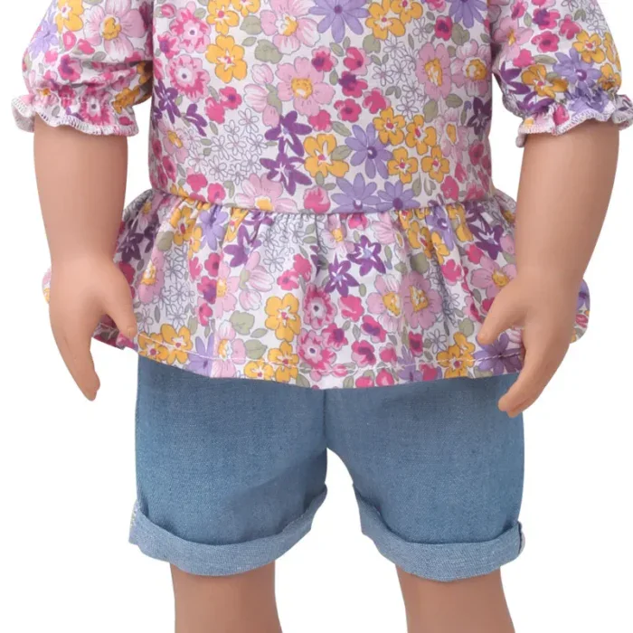 Oblečení pro reborn panenky s barevným květinovým topem a džínovými kraťasy, ideální pro panenky miminka o velikosti 45 cm.