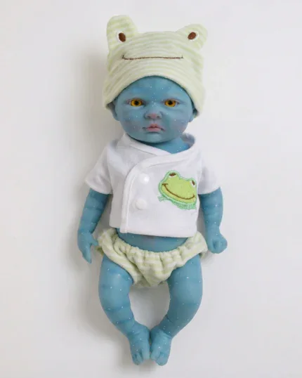 Znovuzrozená panenka z měkkého, ohebného platinového silikonu s oblečením s motivem víly a rozkošným žabím límečkem.