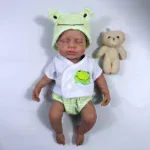 Znovuzrozená panenka s měkkým silikonovým tělem, v roztomilé žabí čepičce a pruhovaném oblečení, perfektní jako C.