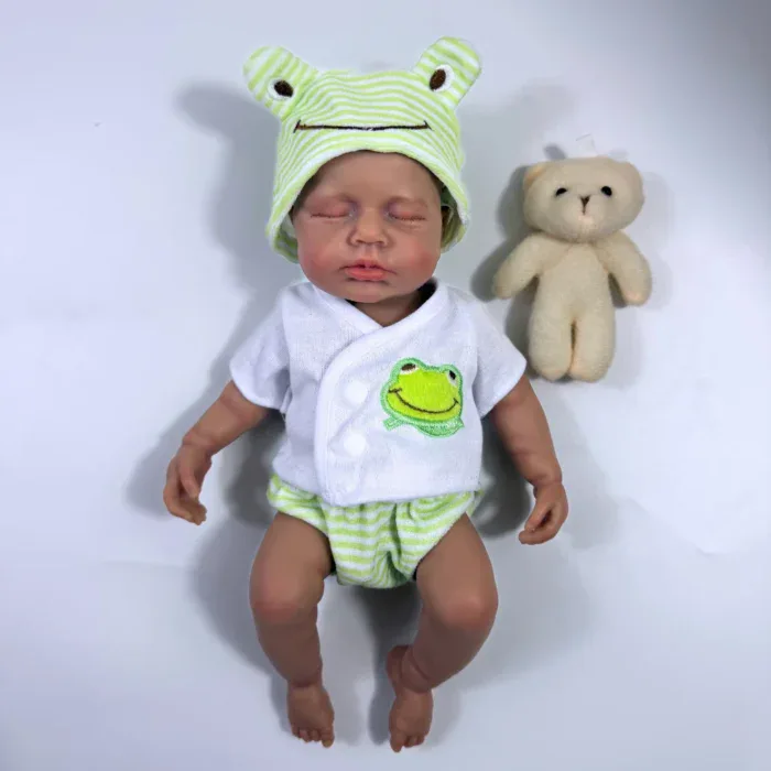 Znovuzrozená panenka s měkkým silikonovým tělem, v roztomilé žabí čepičce a pruhovaném oblečení, perfektní jako C.