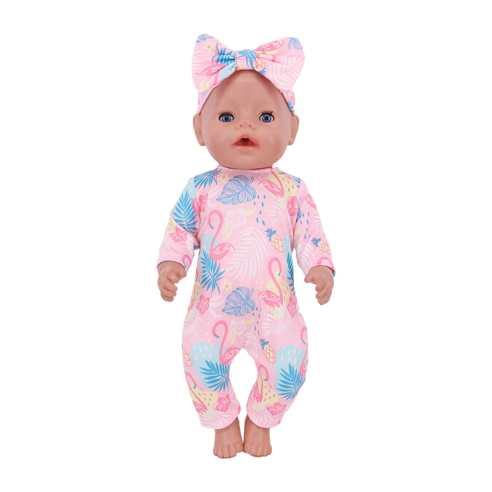 Oblečení a doplňky Reborn pro 18palcové panenky miminek 41 Znovuzrozená panenka v růžovém overalu s potiskem plameňáků a čelenkou s mašlí v té samé barvě.
