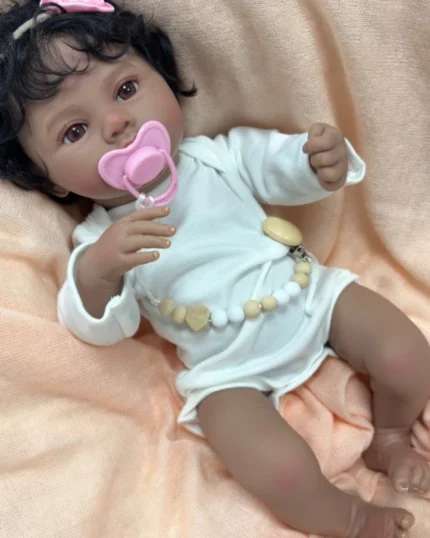 Reborn panenka s tmavou pletí, 45 cm velké tělo z vinylu, afroamerická holčička s černými kudrlinkami.