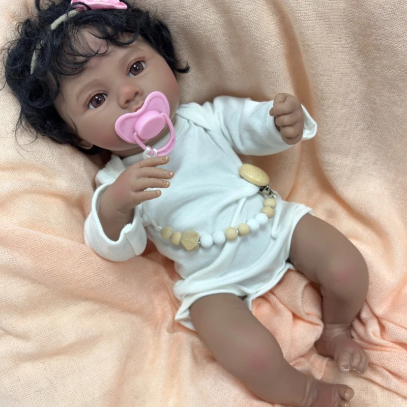 Silikonová panenka Louka - tmavá kůže, 45 cm, Reborn Reborn panenka s tmavou pletí, 45 cm velké tělo z vinylu, afroamerická holčička s černými kudrlinkami.