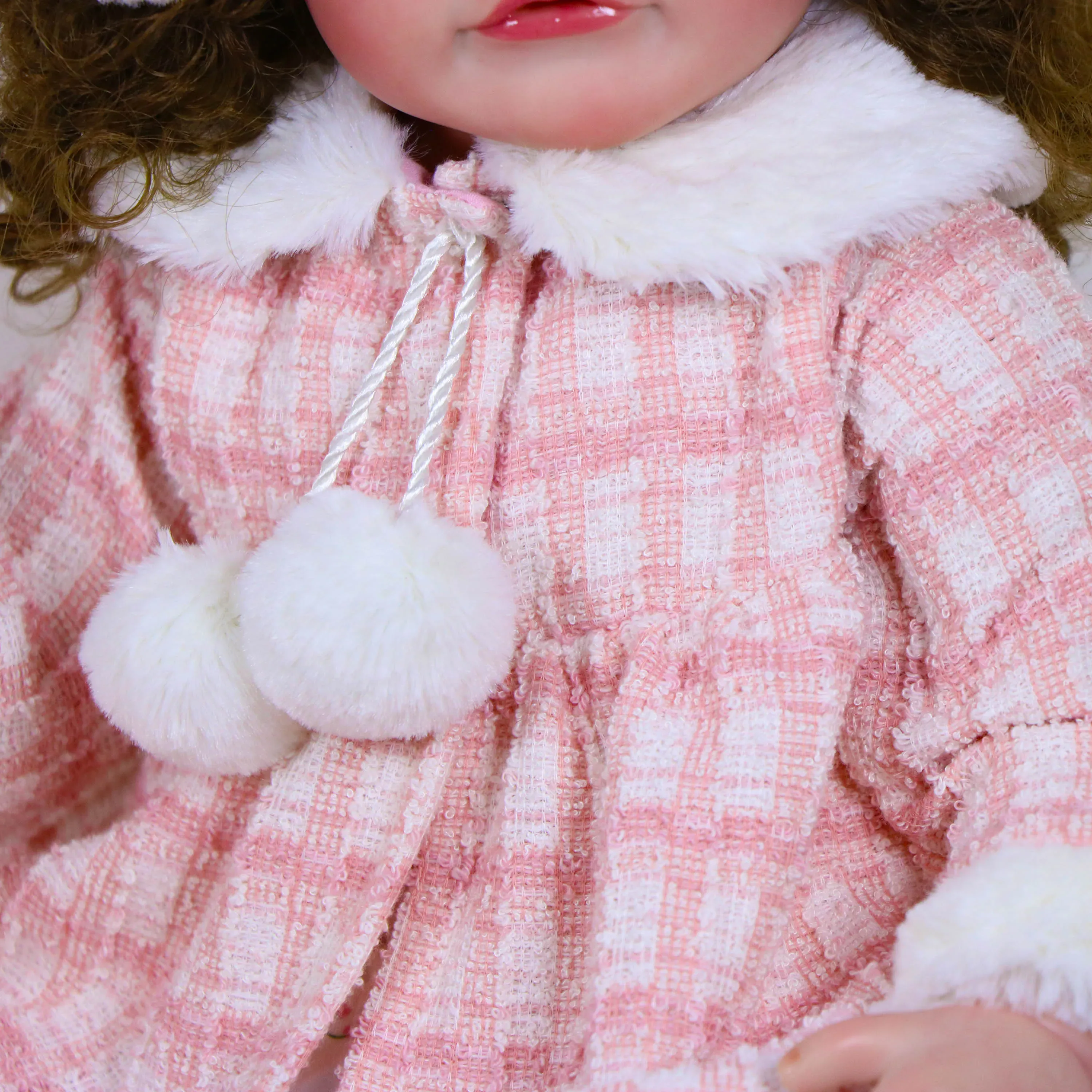 Ručně vyráběné oblečení a sady šatů pro reborn panenky o velikosti 20-22 palců (103 ks) Znovuzrozená panenka v ručně vyrobených růžových princeznovských šatech s bílým nadýchaným límečkem a bambulkami.