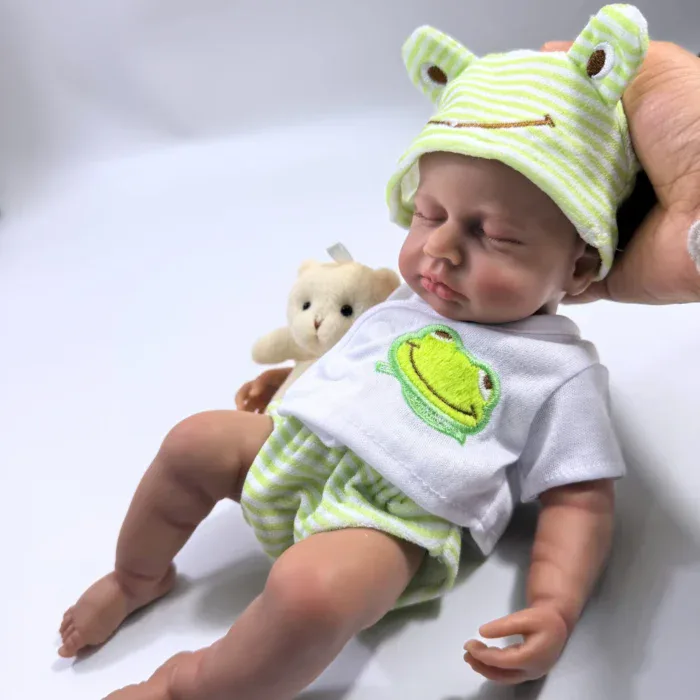 Znovuzrozená panenka s žabím kloboukem, měkké silikonové tělo, ideální pro sběratele a děti.