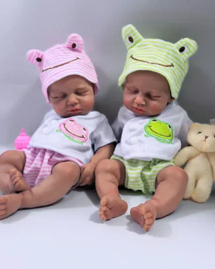 Rozkošné silikonové reborn panenky s kloboučky s motivem žáby, měkké a omyvatelné, ideální pro sběratele.