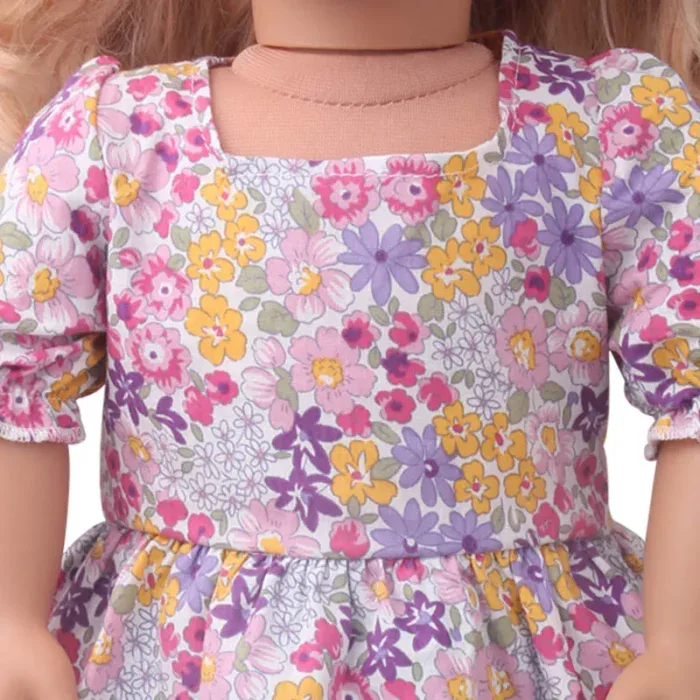 Šaty pro reborn panenku s růžovým, fialovým a žlutým květinovým potiskem, ideální pro panenky a malé holčičky o velikosti 45 cm.