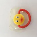 Dudlík pro panenky Reborn s motivem žluté kachničky a červenou rukojetí, ideální pro realistické doplňky pro panenky.