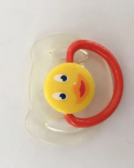 Dudlík pro panenky Reborn s motivem žluté kachničky a červenou rukojetí, ideální pro realistické doplňky pro panenky.