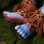 Pies de muñeca realistas con un atuendo de flecos, perfectos para coleccionistas de muñecas reborn.