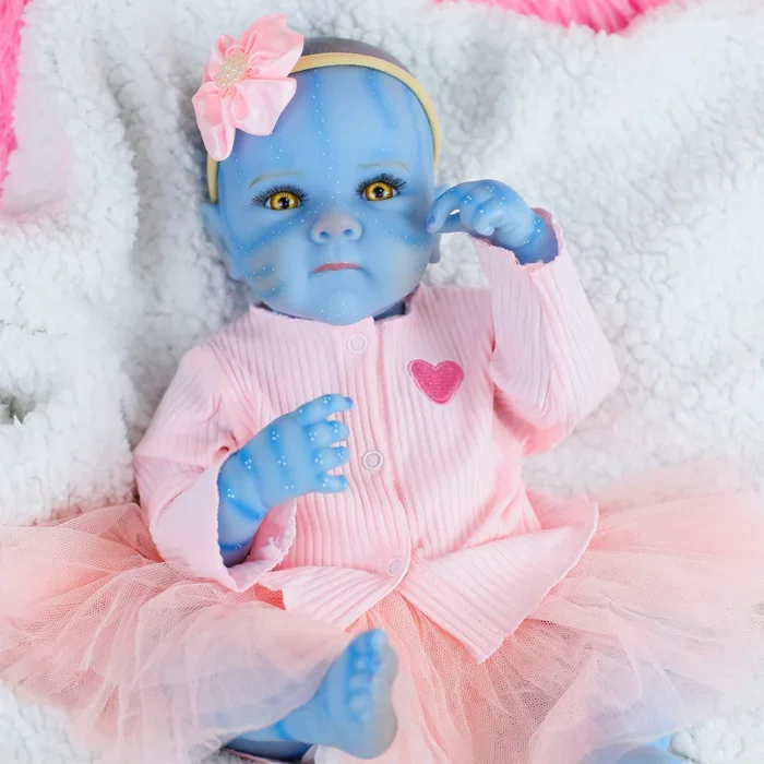 Realistická 45cm silikonová panenka reborn s viditelnými žilkami, měkkým povrchem a detailními rysy.